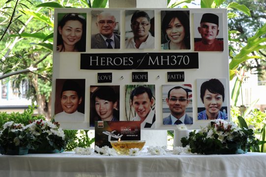 Poster mit Bildern der Crew von Flug MH370