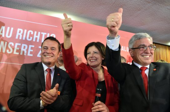 Malu Dreyer (Mitte) gewinnt Duell gegen Klöckner in Rheinland-Pfalz