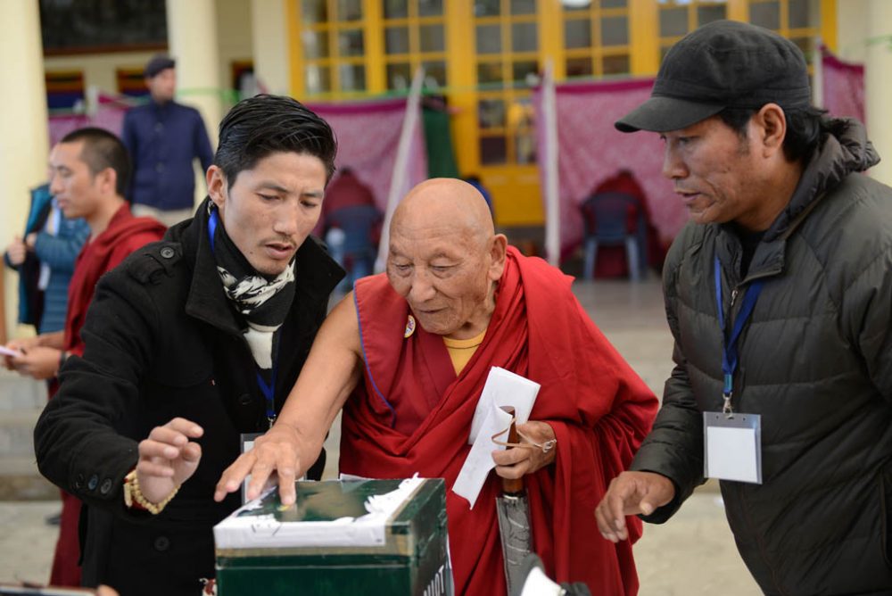 Der ehemals politische Häftling Palden Gyatso bei der Stimmabgabe