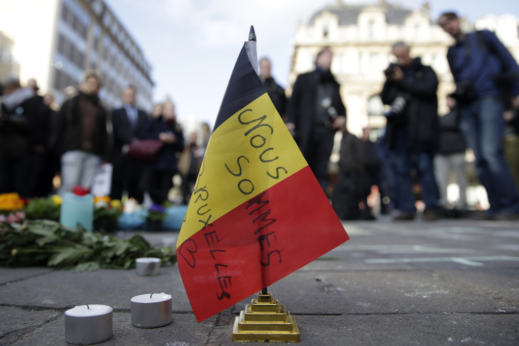 Nach den Terroranschlägen: Belgische Fahne auf dem Platz vor der Börse in Brüssel