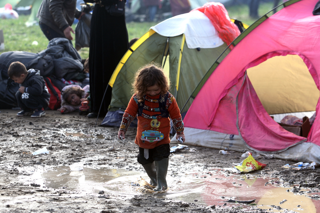 Flüchtlingskind in einem Zeltlager nahe Idomeni
