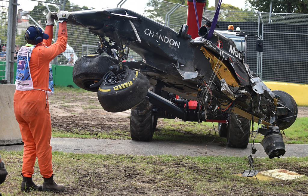 McLaren Honda von Fernando Alonso nach Crash bei Rennen in Melbourne