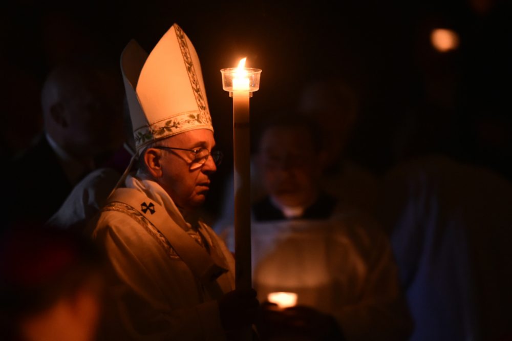 Papst Franziskus mit der Osterkerze