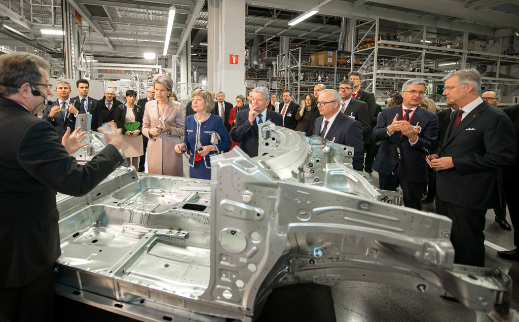 Der deutsche Bundespräsident Gauck besucht das Audi-Werk in Forest mit dem Königspaar