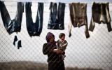 Frau und Baby im provisorischen Flüchtlingscamp an der griechisch-mazedonischen Grenze nahe der Idomeni (1.3.)