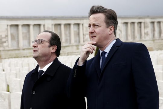 Frankreichs Präsident François Hollande und der britische Premierminister David Cameron besuchen das Kriegerdenkmal Pozières