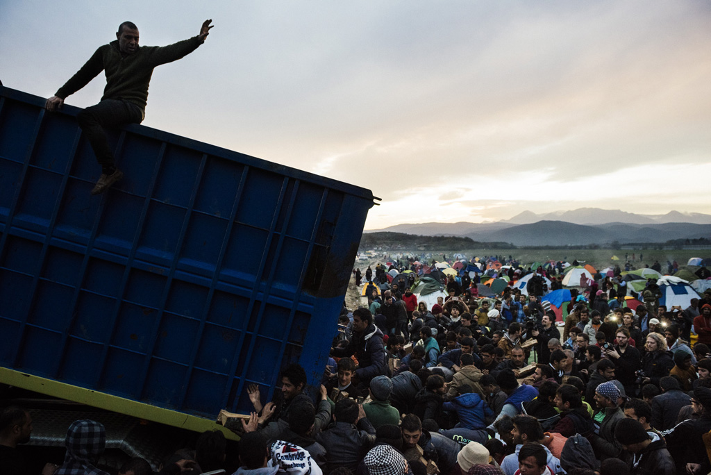 Holzverteilung im provisorischen Flüchtlingscamp Idomeni an der griechisch-mazedonischen Grenze (6.3.)