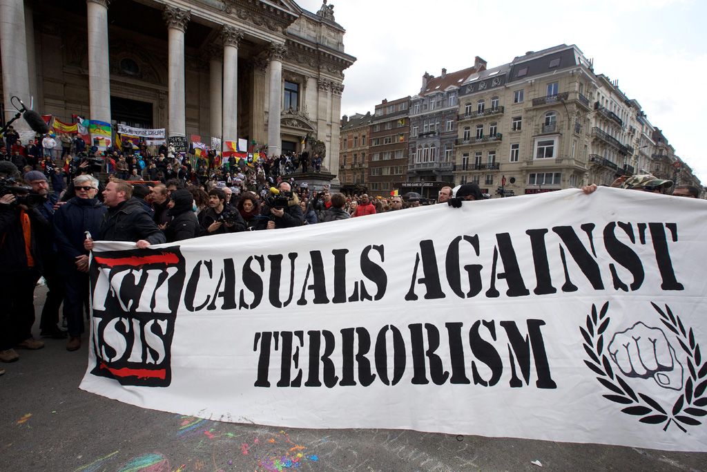 Hooligans stören die Mahnwache vor der Brüsseler Börse (27.3.)