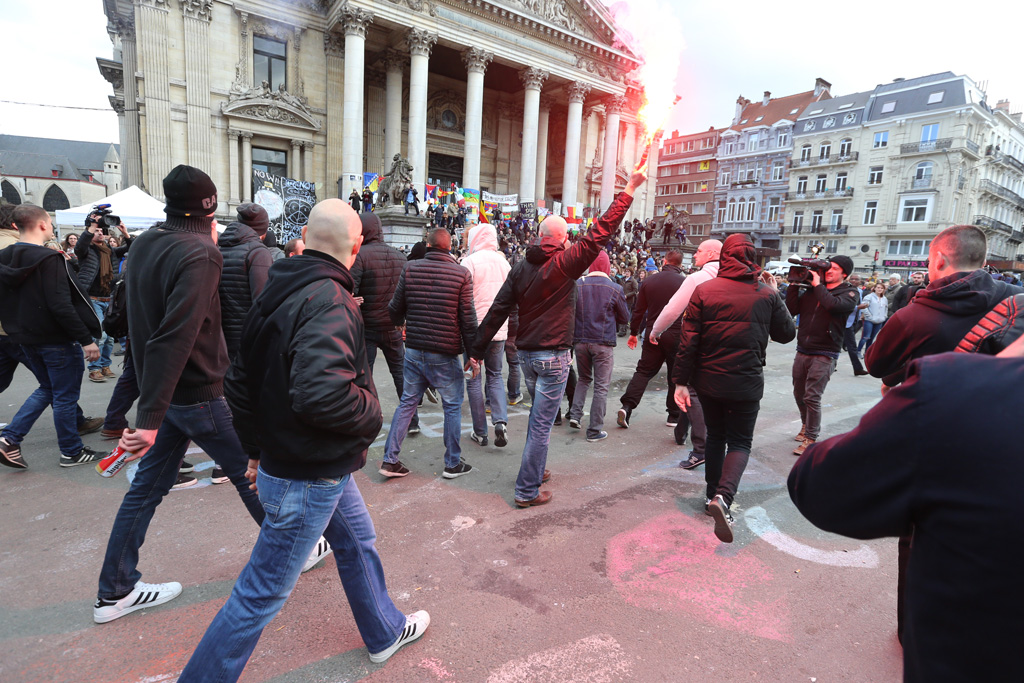 Hooligans laufen vor der Brüsseler Börse auf