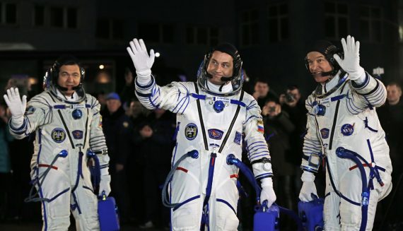 Die neue Besatzung der ISS, Alexej Owtschinin, Jeffrey Williams und Oleg Skripotschka, kurz vor dem Start (18.3.)