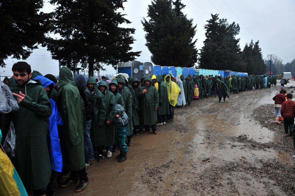 Flüchtlinge im Aufnahmelager in Idomeni an der griechisch-mazedonischen Grenze warten im Schlamm (9.3. abends)