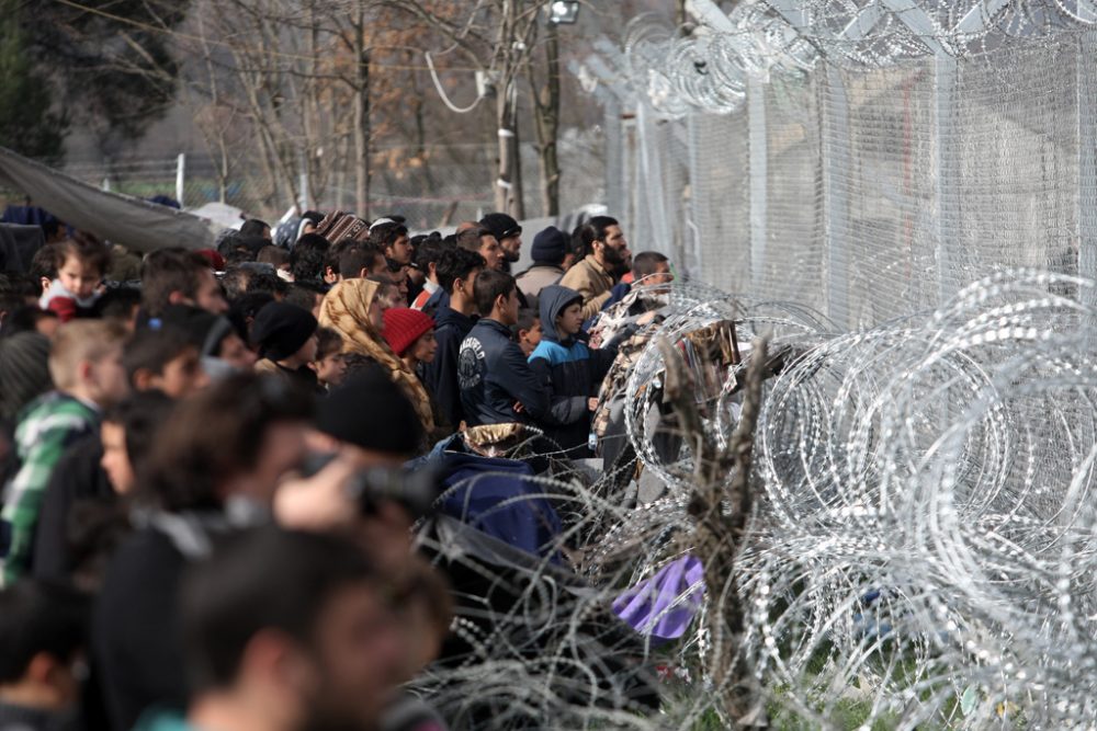 Auch am Dienstag versammelten sich wieder Dutzende junge Männer am Grenzübergang Idomeni