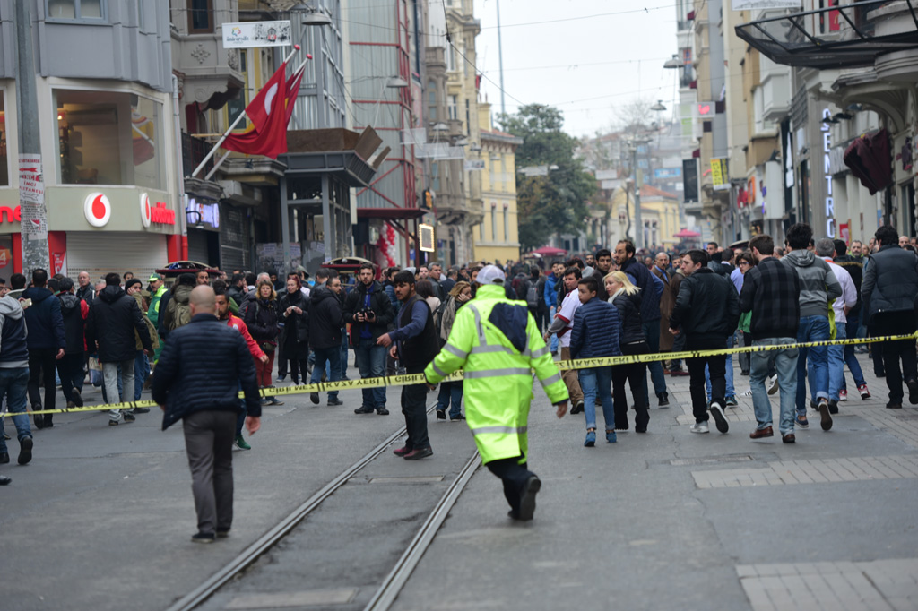 Nach Selbstmordanschlag: Türkische Polizei riegelt die zentrale Einkaufsstraße Istiklal ab und drängt Passanten zurück