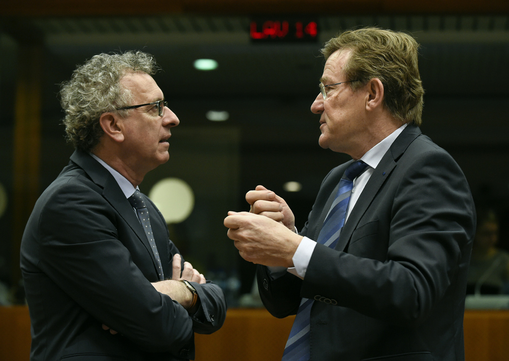 Johan Van Overtveldt (r.) mit seinem luxemburgischen Amtskollegen Pierre Gramegna in Brüssel (8.3.)