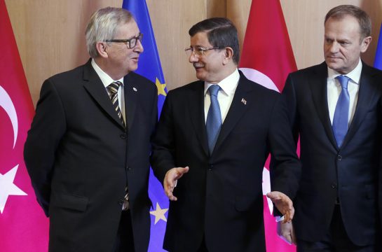 EU-Kommissionschef Jean-Claude Juncker, der türkische Ministerpräsident Ahmet Davutoglu und EU-Ratschef Donald Tusk vor dem Start des Gipfels in Brüssel