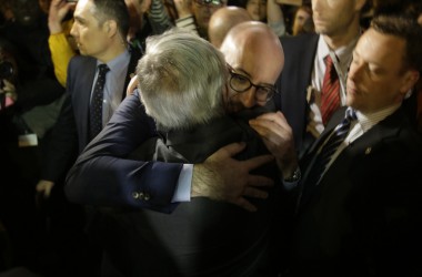 Charles Michel und Jean-Claude Juncker umarmen sich bei der Gedenkveranstaltung am Abend des 22.3. in Brüssel