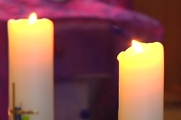 Kerzen in der St. Vither Pfarrkirche (Bild: BRF Fernsehen)