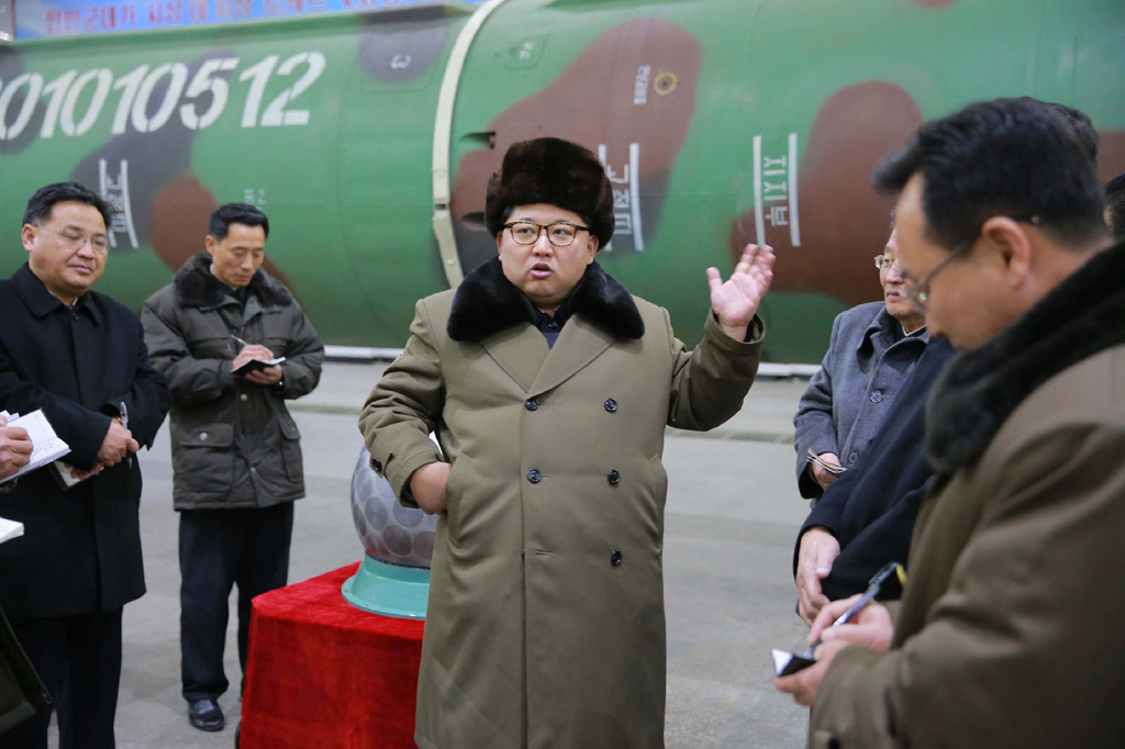 Nordkoreas Machthaber Kim Jong Un bei einem Treffen mit Nuklearwissenschaftlern (Bild der nordkoreanischen Nachrichtenagentur von Anfang März, ohne Datum und Ortsangabe)