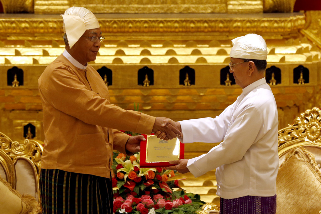 Thein Sein übergibt seinem Nachfolger Htin Kyaw das Amt