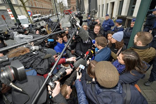Medienrummel vor der Brüsseler Ratskammer: Anwalt Cédric Moisse gibt Interviews