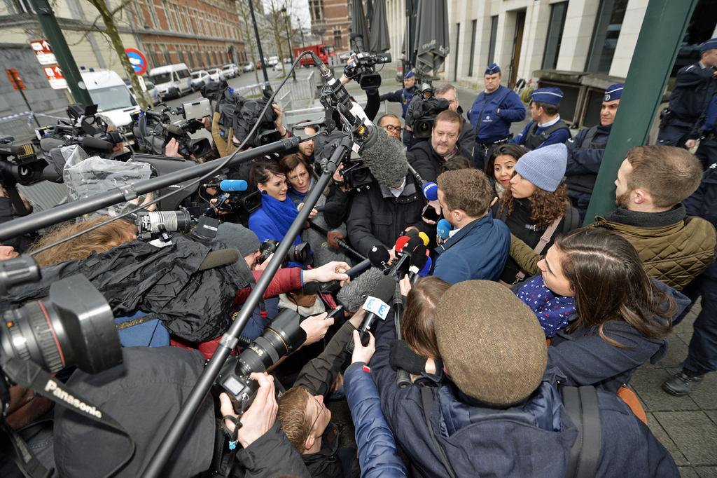 Medienrummel vor der Brüsseler Ratskammer: Anwalt Cédric Moisse gibt Interviews