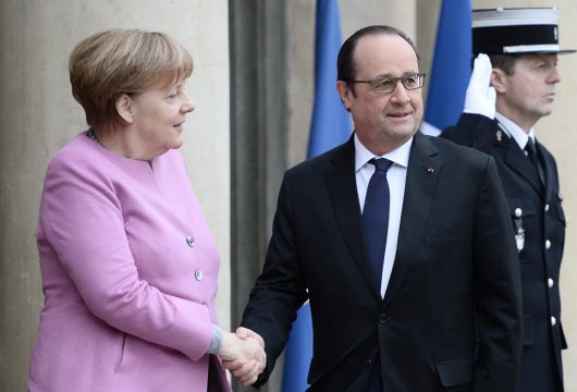 Bundeskanzlerin Merkel und Präsident Hollande am Freitag im Elysee Palast in Paris