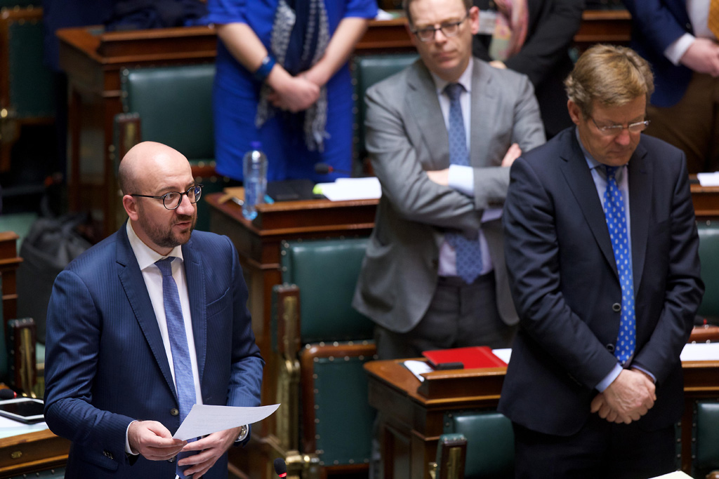 Premier Charles Michel und Finanzminister Johan Van Overtveldt im Parlament (10.3.)