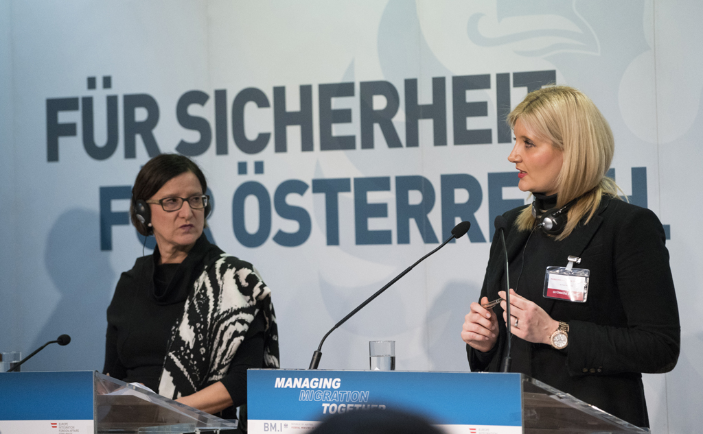 Die österreichische Innenministerin Johanna Mikl-Leitner (l.) und ihre slowenische Amtskollegin Vesna Gyorkos Znidar bei einer Konferenz am 24.2. in Wien