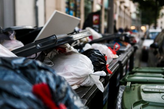 Überfüllte Mülltonnen