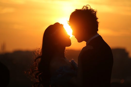 Die meisten Belgier fühlen sich wohler, wenn ihre Kinder gleichfarbige Partner haben (Bild eines Paares in Paris am 15.3.)