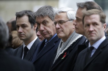 Ministerpräsident Paasch (2.v.r.) bei der Schweigeminute vor dem Brüsseler Parlament am Donnerstag