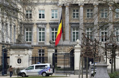 Nach Anschlägen: Fahne auf Halbmast vor dem Brüsseler Palast der Nation