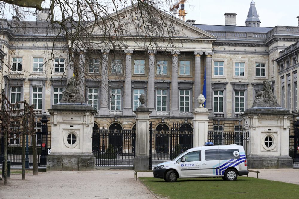 Nach Anschlägen: Polizei vor dem Palast der Nation