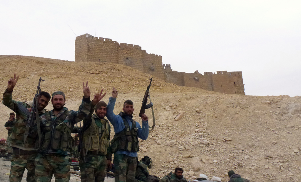 Soldaten des syrischen Militärs vor der Zitadelle von Palmyra (26.3.)