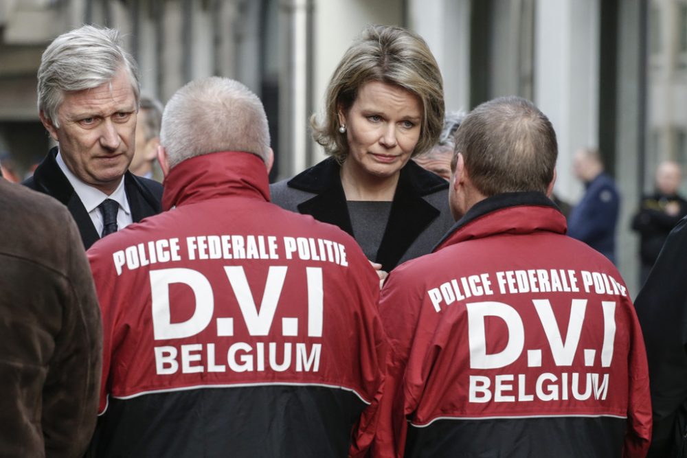 König Philippe und Königin Mathilde besuchten am Mittwoch die Anschlagsorte und sprachen mit Sicherheitskräften und Helfern (Bild: Treffen mit Mitarbeitern des Opferidentifizierungsteams DVI in der Nähe der Metrostation Maelbeek)