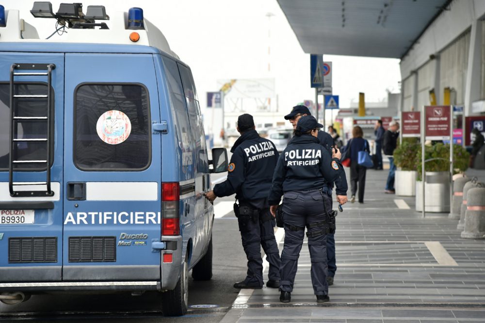 Seit den Anschlägen in Brüssel ist auch die italienische Polizei in erhöhter Alarmbereitschaft (Polizeibeamte vor dem Flughafen Fiumicino in Rom, 22.3.)