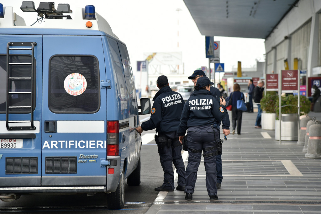 Seit den Anschlägen in Brüssel ist auch die italienische Polizei in erhöhter Alarmbereitschaft (Polizeibeamte vor dem Flughafen Fiumicino in Rom, 22.3.)