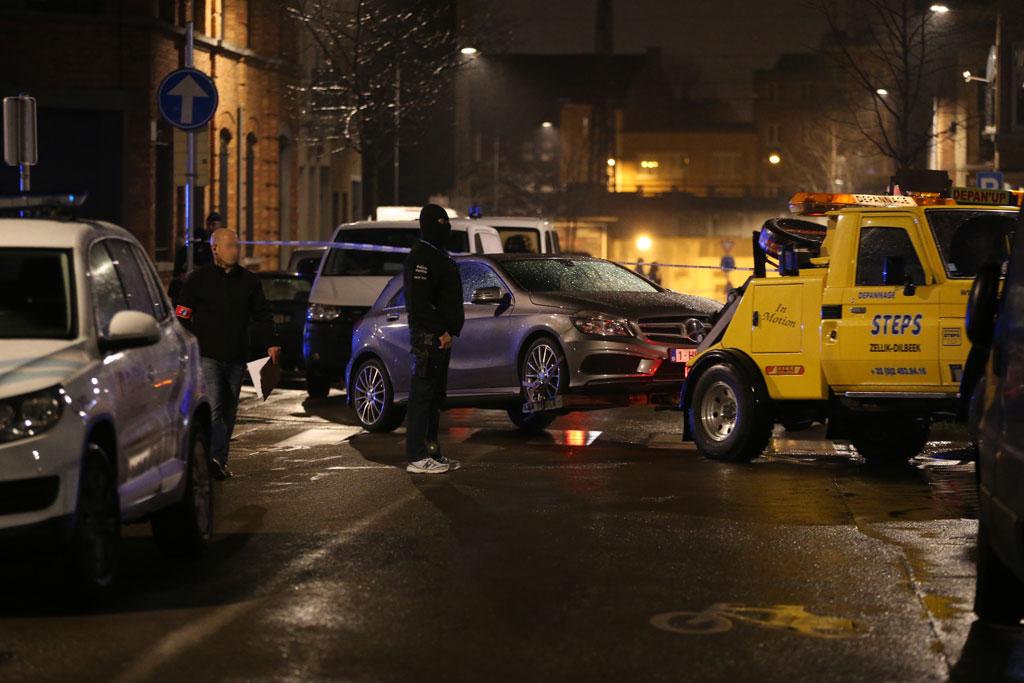 Die Polizei fahndet mit Hochdruck nach zwei flüchtigen Attentätern