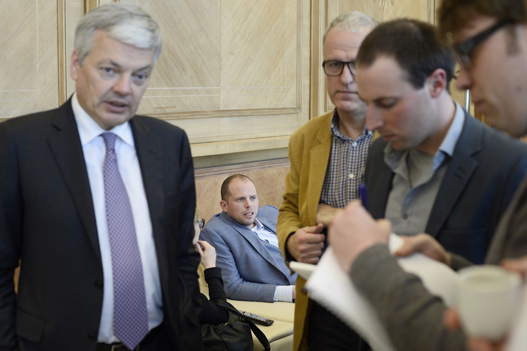 Didier Reynders und Theo Francken (im Hintergrund) am Dienstag in Bukarest auf dem Weg nach Ankara