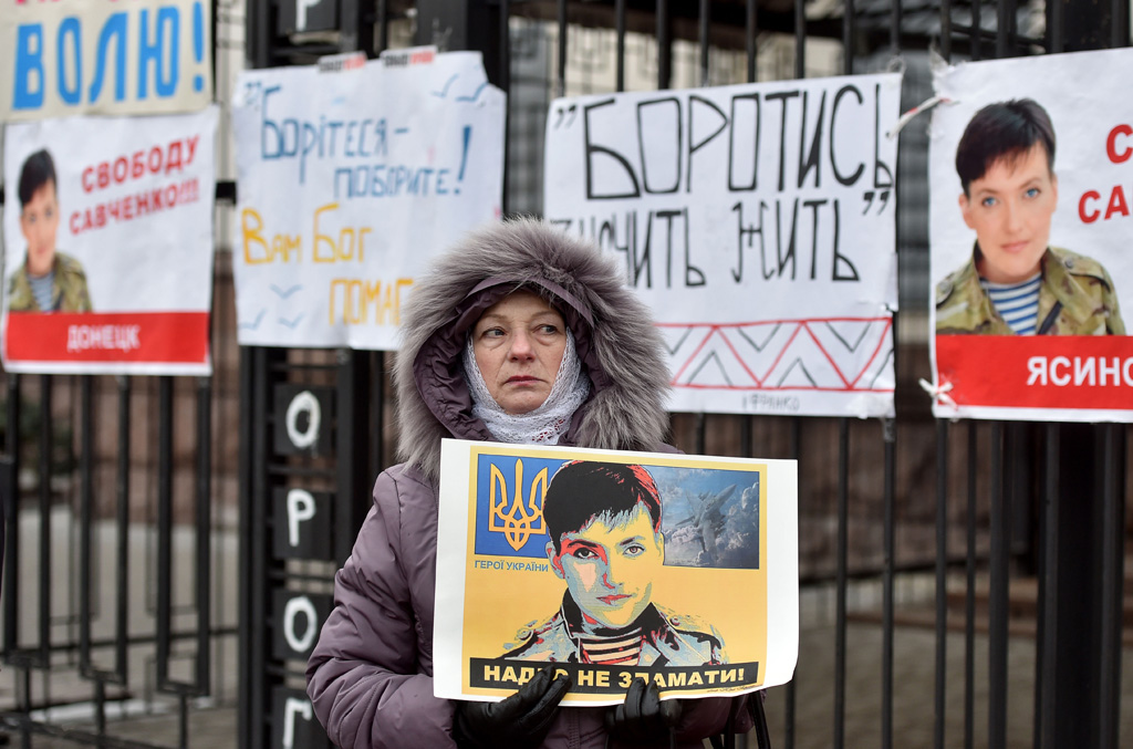 Vor der russischen Botschaft in Kiew: Plakate fordern die Freilassung von Nadeschda Sawtschenko (22.3.)