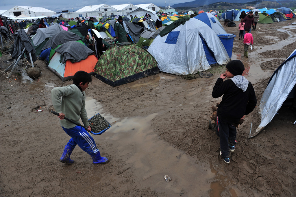 Zelte und Flüchtlinge an Grenzübergang Idomeni im Schlamm (10.3.)