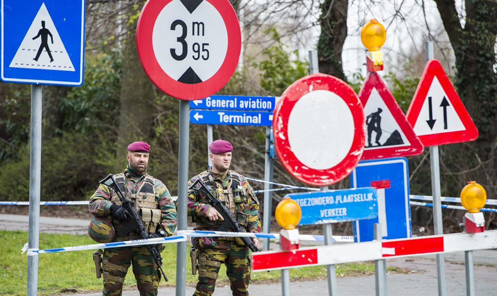 Soldaten bewachen den Eingang zum Flughafen Zaventem (30.3.)