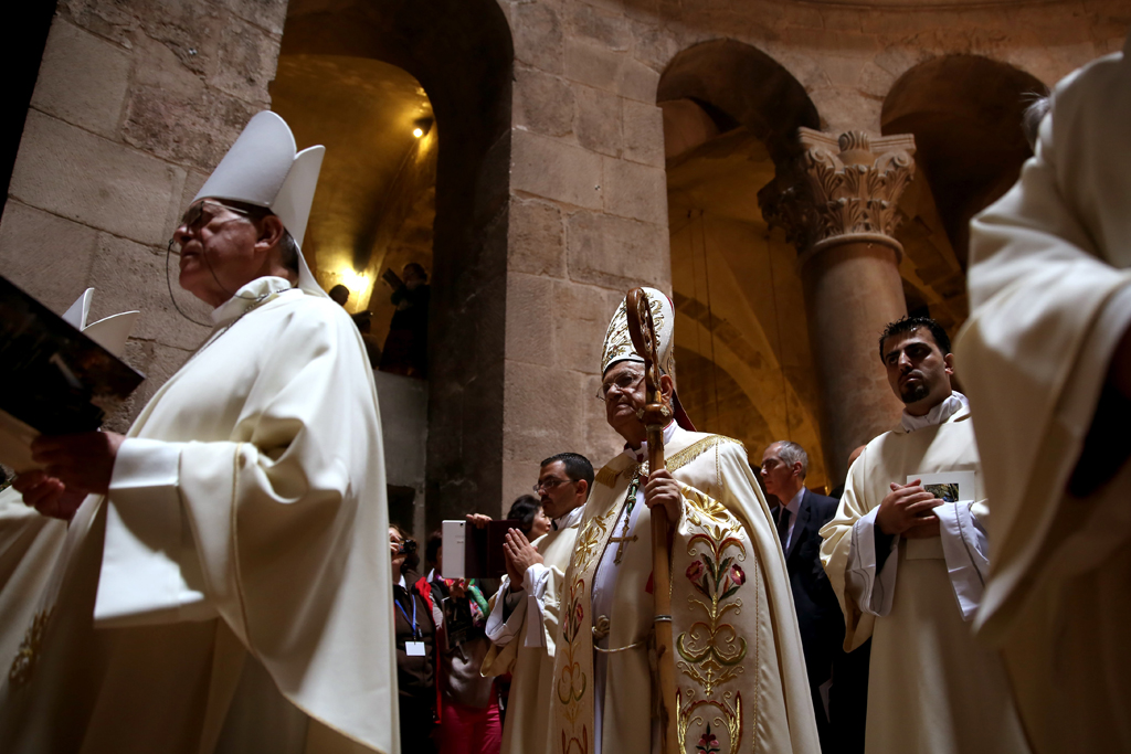 Patriarch Fuad Twal führt die Osterprozession in der Grabeskirche an