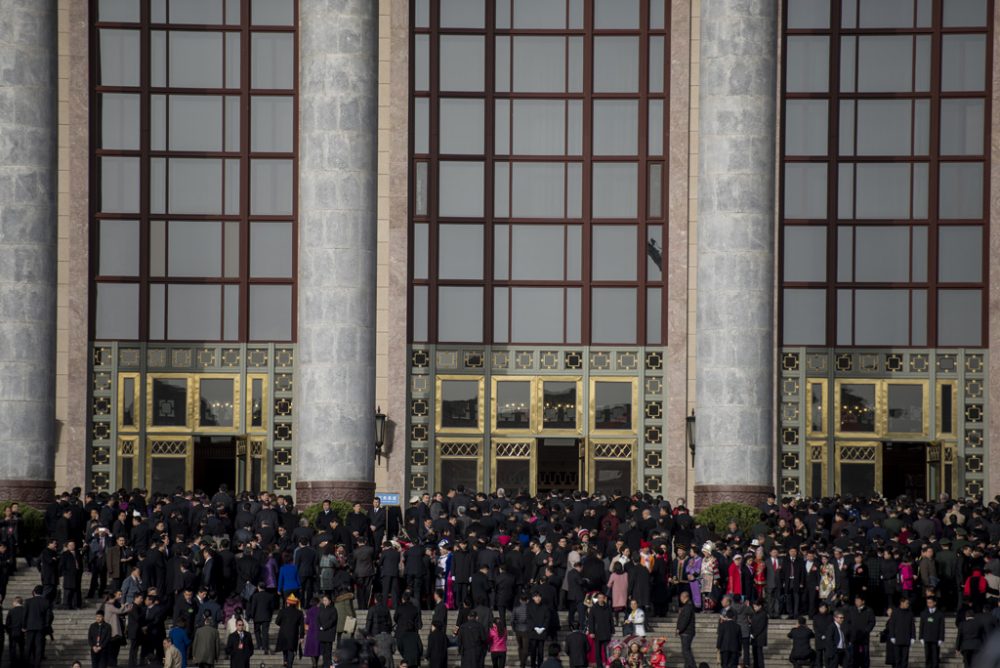 Volkskongress in China: Delegierte und Journalisten warten vor der Großen Halle des Volkes in Peking