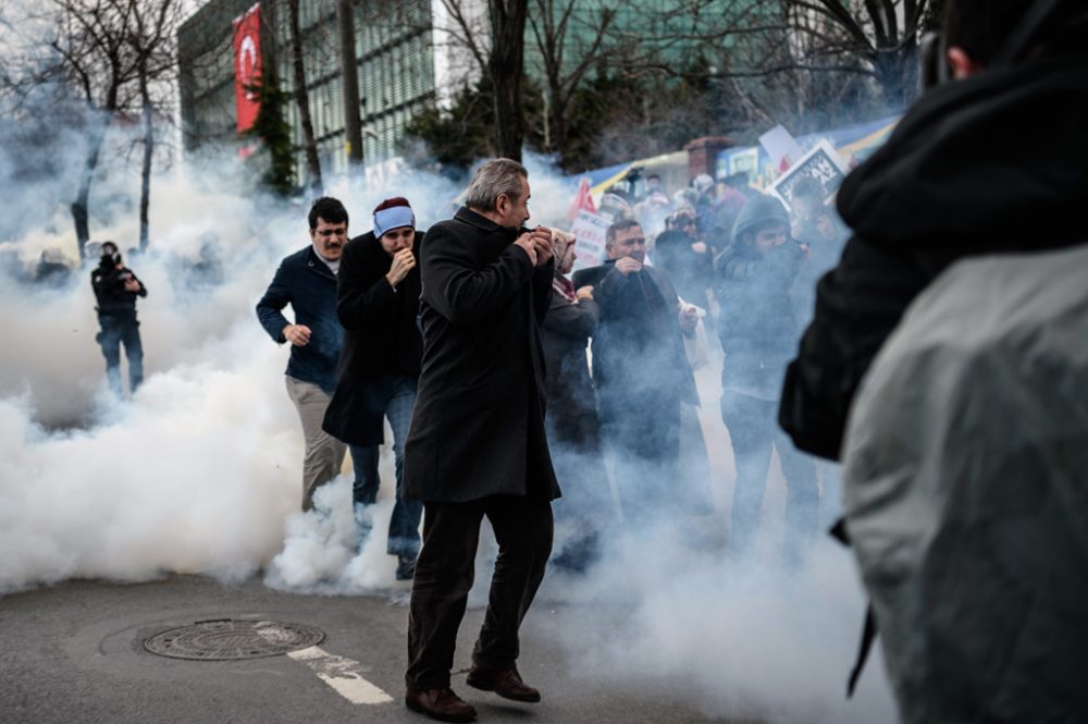 Vor dem Gebäude der Zeitung "Zaman": Polizei setzt erneut Tränengas gegen Demonstranten ein