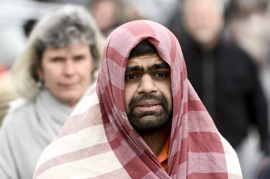 Nach Anschlägen: Evakuierter Mann in der Nähe vom Flughafen von Zaventem