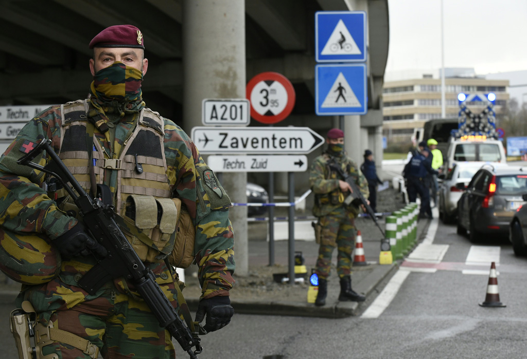 Polizei und Militär kontrollieren den Zugang zum Flughafen