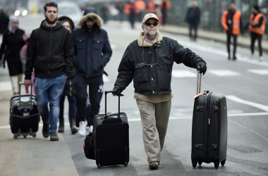 Nach Anschlägen: Touristen am Brussels Airport werden evakuiert