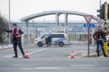 Polzisten sperren den Zugang zum Brussels Airport