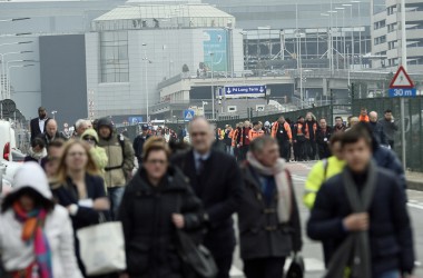 Nach Anschlägen: Touristen am Brussels Airport werden evakuiert